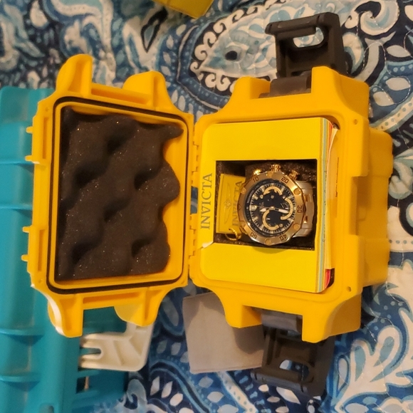 invicta 22768 watch with a yellow 1 slot dive case - Picture 5 of 9
